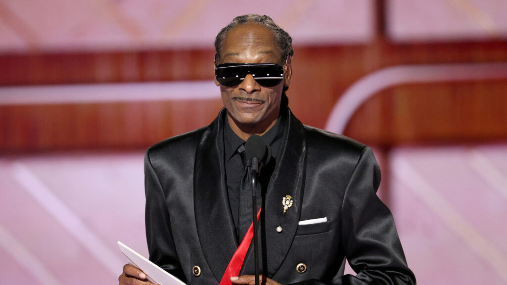 Snoop Dogg Jokes About Being High at Golden Globes