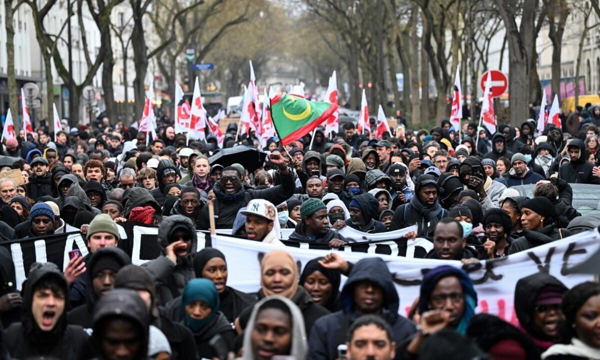 Paris Protests Over Death of Worker in Police Custody