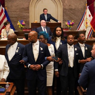  WATCH: Tennessee Democrats lock arms in protest as GOP lawmakers approve new congressional map