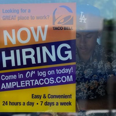 U.S. jobless aid filings fall to 215,000 last week as layoffs remain low despite economic headwinds
