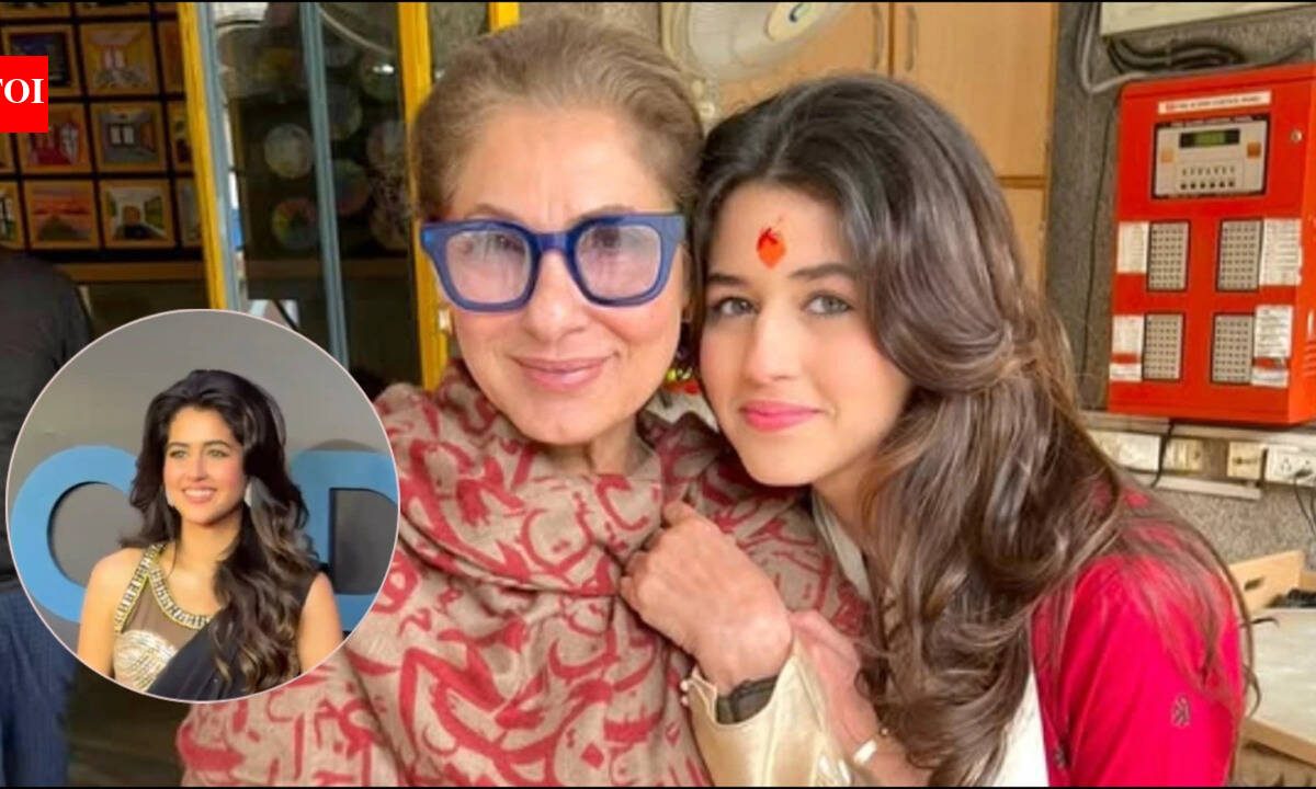 Naomika Saran, Dimple Kapadia's granddaughter, brings effortless elegance in a black saree at ‘The Odyssey’ Mumbai premiere |
