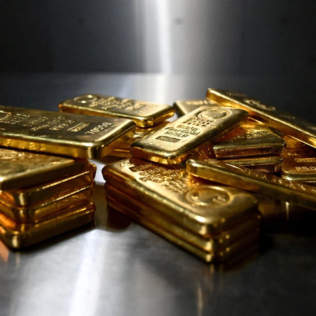 Gold extends gains on lower oil and softer greenback, markets await US jobs data