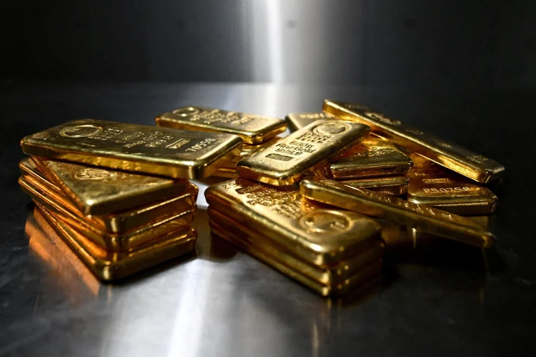 Gold extends gains on lower oil and softer greenback, markets await US jobs data