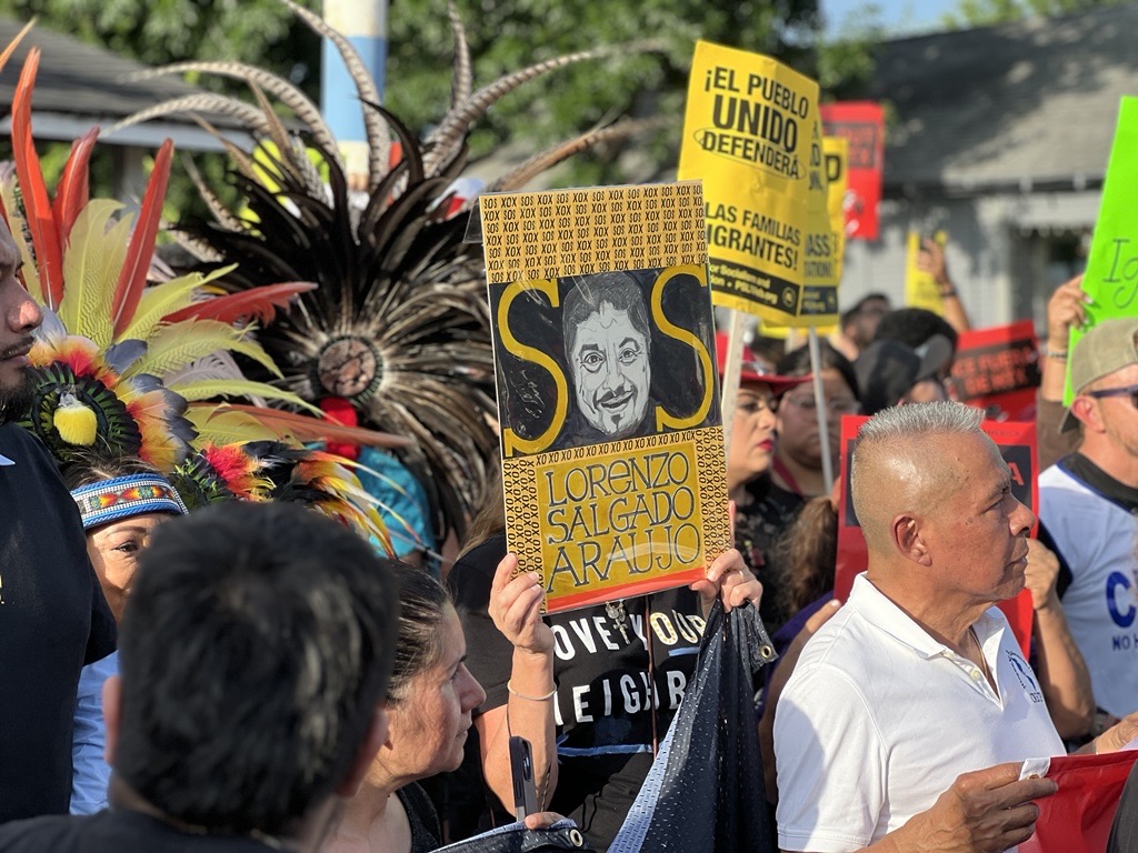  Hundreds march in protest of fatal ICE shooting in Houston’s Magnolia Park – Houston Public Media