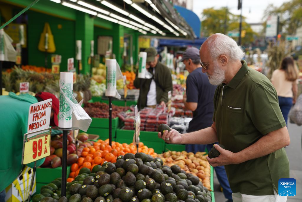 U.S. consumer sentiment falls, inflation expectations fly high